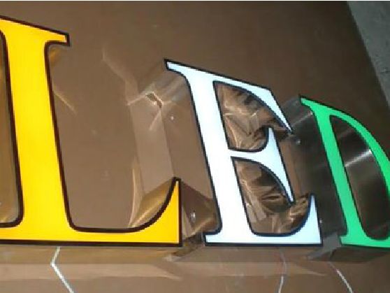 城步县介绍LED招牌的基础知识。